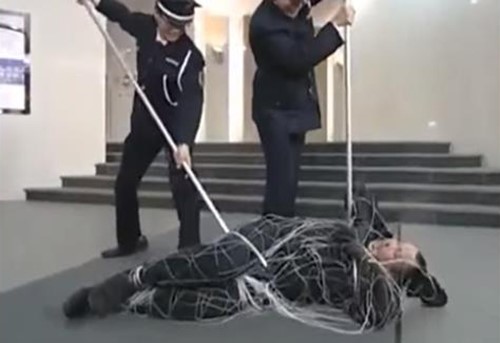 بالفيديو.. "مسدس الشباك" أحدث طريقة في اليابان لشلّ حركة المجرمين