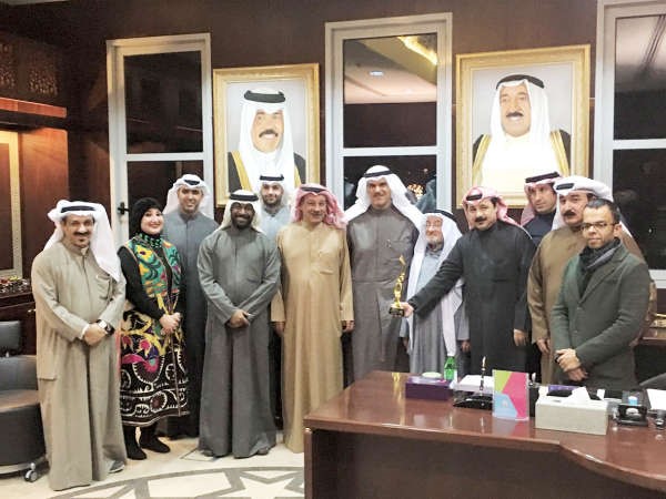 الشيخ سلمان الحمود مع اعضاء مجلس ادارة فرقة المسرح الكويتي