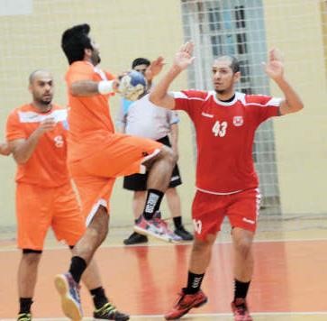 لاعب كاظمة يوسف الحداد يقود هجوما على الفحيحيل﻿