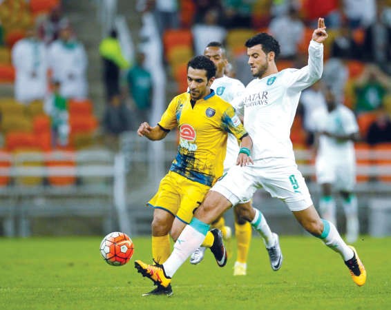 مهاجم الاهلي عمر السومة يحاول افتكاك الكرة من لاعب التعاون