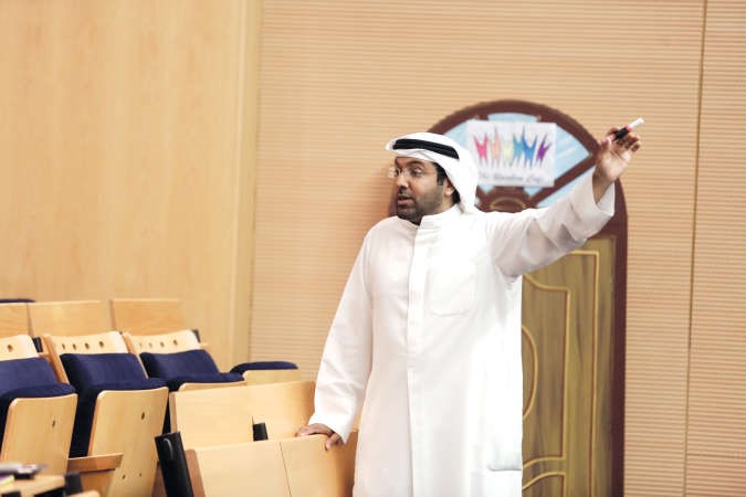 دمشاري الموسى ملقيا محاضرة الكتابة السليمة