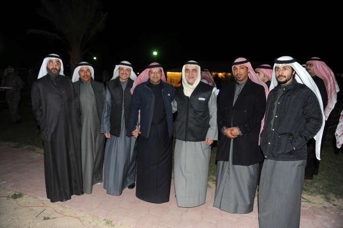 فيصل الكندري متوسطا احمد لاري وبعض اهالي الدائرة
﻿