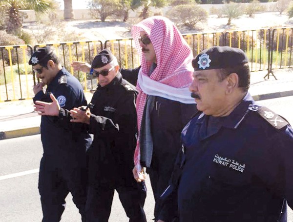 الوزير الخالد يستمع الى شرح من اللواء الطراح ويبدو على يمينه العقيد السهيلي 
