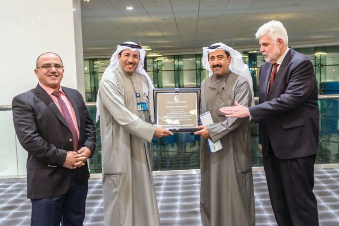 د صلاح الشرهان يقدم درعا تذكارية لخالد العسعوسي نائب الرئيس التنفيذي للخدمات المساندة في البترول الوطنية 