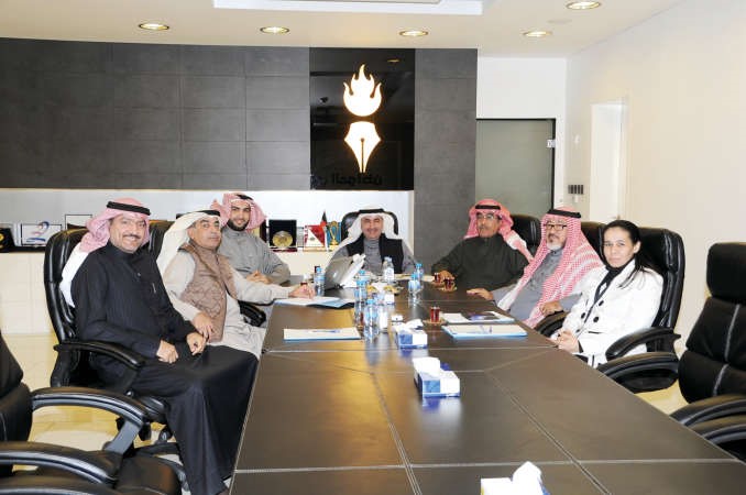 مفيصل الحساوي ونائب رئيس التحرير الزميل عدنان الراشد ومستشار الادارة العامة الزميل يوسف عبدالرحمن ومدير العلاقات في الزراعة شاكر عوض وسكرتير تحرير الشؤون البرلمانية الزميل حسين الرمضان ورئيسة قسم المحليات الزميلة عفاف مختار والزميل محمد راتب يوسف كريم