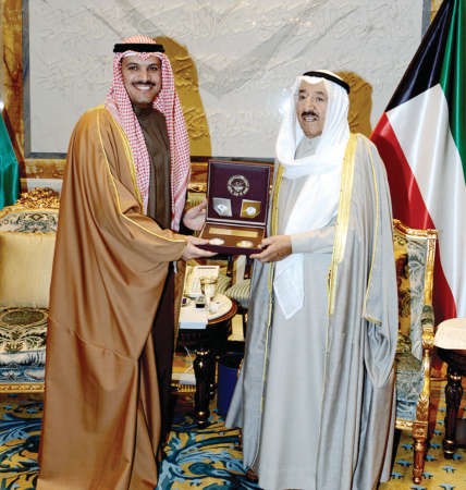 صاحب السمو الامير الشيخ صباح الاحمد متسلما المسكوكات التذكارية من محافظ بنك الكويت المركزي دمحمد الهاشل﻿