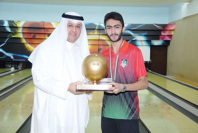 الشيخ طلال المحمد مكرما اللاعب مصطفى الموسوي﻿