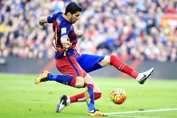 نجم برشلونة لويس سواريز لحظة تسجيله الهدف الثاني لفريقه افپ