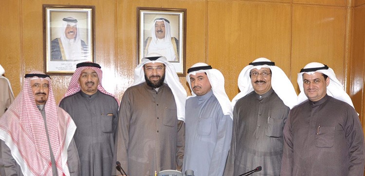 دعلي العمير وهادي الوطري يتوسطان الحضور في اللقاء