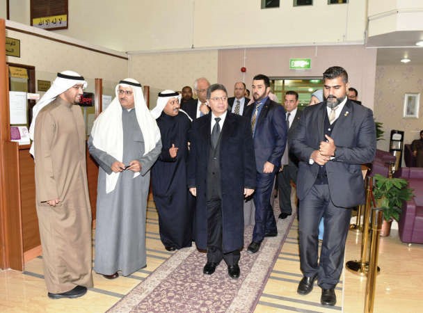 جمال سرور وحسن الخضر وعبدالله المطوطح خلال الجولة في ادارة عمل مبارك الكبير ﻿