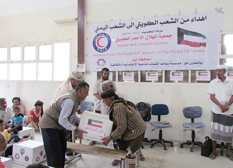 الهلال الأحمر يوزع مساعدات إنسانية في تعز اليمنية