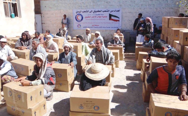 الهلال الأحمر يوزع مساعدات إنسانية في تعز اليمنية