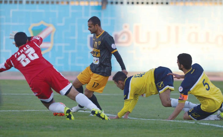 المطوع يتلاعب بدفاع الساحل﻿