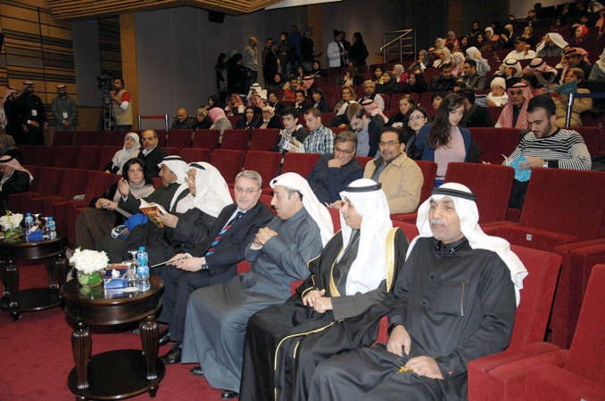 د بدر الدويش ومحمد العسعوسي والسفير العراقي محمد حسين بحر العلوم وسعود المسعود يتقدمون الحضور﻿