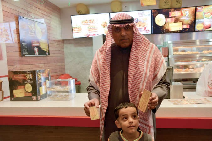مئات الرابحين بالذهب في حملة دجاج كنتاكي 50 عاماً ومازال آلاف الهدايا الذهبية في انتظارك!