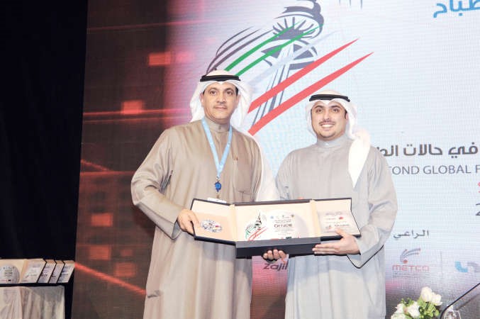 احمد النويبت يتسلم درعا تكريمية من الاذينة﻿