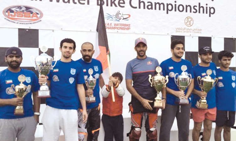 ابطال المنتخب على منصة التتويج﻿