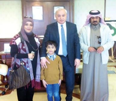 دبدر العيسى والتلميذ عبدالله راشد المري ووالده والمراقبة دخلود الجويان﻿