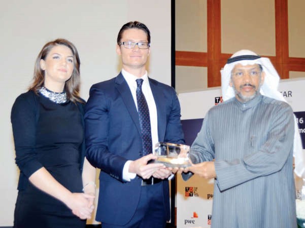 المطيرى اثناء تكريمه بجائزة رجل العام ﻿