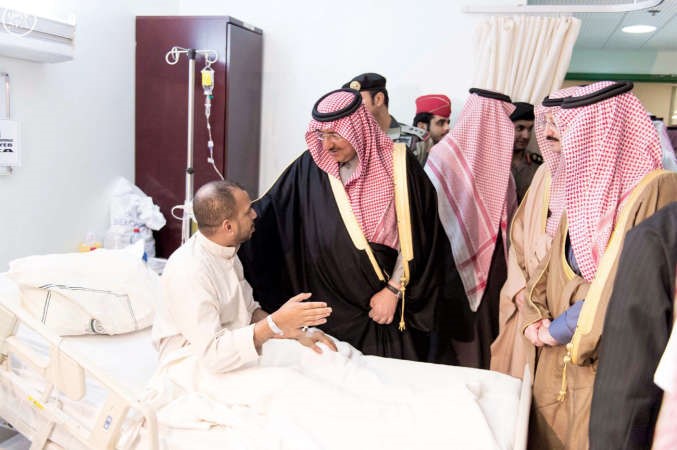 صاحب السمو الملكي الامير محمد بن نايف ولي العهد نائب رئيس مجلس الوزراء وزير الداخلية السعودي خلال اطمئنانه على احد مصابي الهجوم الارهابي بالاحساء امس الاول 	واس﻿