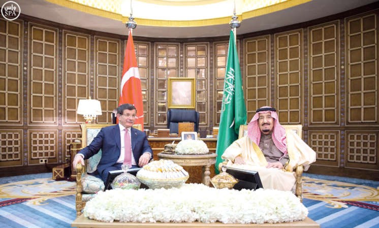 خادم الحرمين الشريفين الملك سلمان بن عبدالعزيز خلال مباحثاته مع رئيس الوزراء التركي احمد داود اوغلو في الرياض امس 	واس﻿