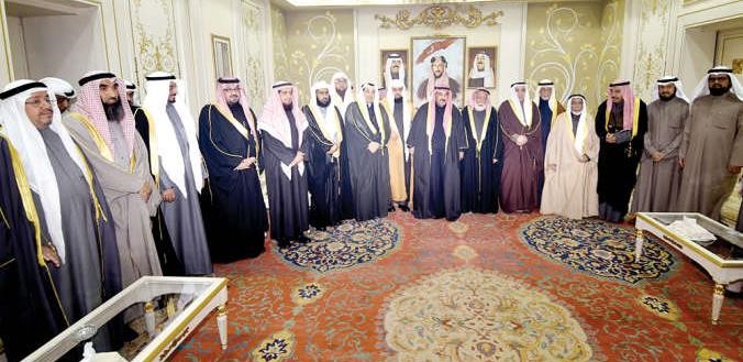 سمو الشيخ ناصر المحمد متوسطا دخالد الغامدي ويعقوب الصانع والحضور خلال حفل الاستقبال