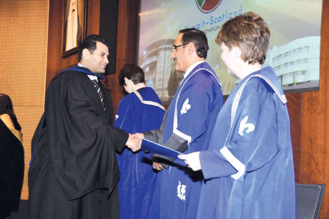 دقيس الدويري مهنئا احد الخريجين﻿