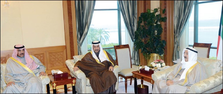 صاحب السمو الامير الشيخ صباح الاحمد لدى استقباله سمو الشيخ جابر المبارك والشيخ صباح الخالد