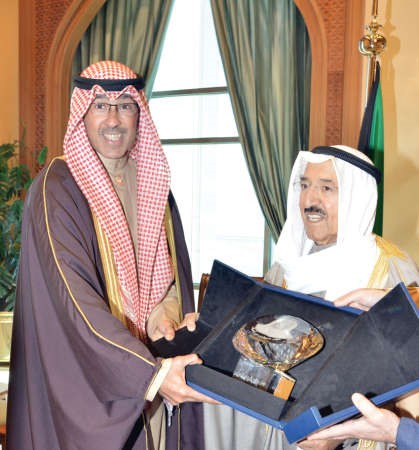 صاحب السمو الامير يتسلم درعا تذكارية من الشيخ فواز الخالد﻿