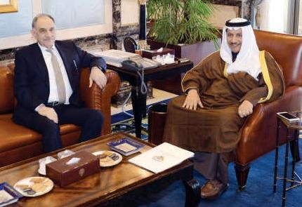 سمو رئيس الوزراء الشيخ جابر المبارك مستقبلا دصالح المطلك