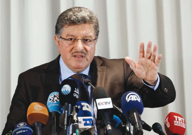 سالم المسلط المتحدث باسم المعارضة السورية في مؤتمر صحافي عقب لقاء المبعوث الدولي ستافان ديمستورا رويترز 