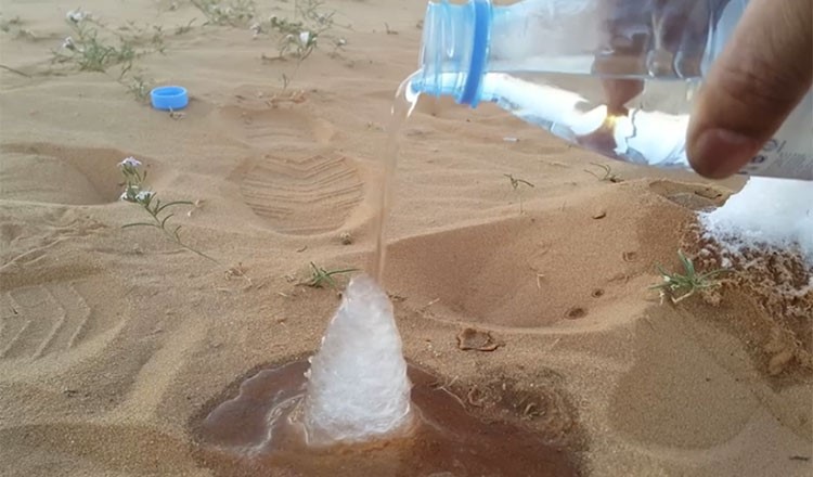 بالفيديو.. يسكب الماء فيتجمد قبل وصوله للارض في السعودية 