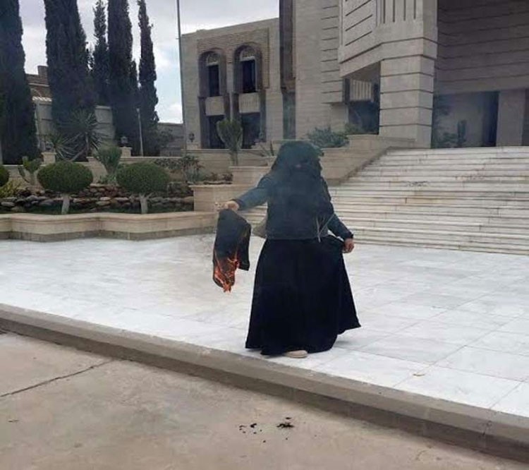 شاهد..  "يمنية" تحرق حجابها بعد أن رفض "الحوثيون" صرف مرتبها 