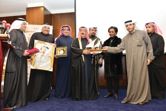 الشيخة فريحة الاحمد وعبدالله بوير يكرمان جواد بوخمسين 	شانافاس قاسم﻿
