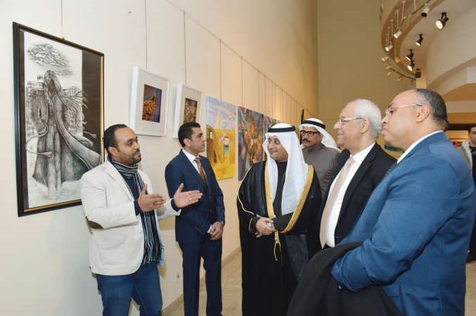 السفير المصري والدويش ودابراهيم سلام يستمعون الى شرح الزميل شريف شمس حول احدى لوحاته﻿