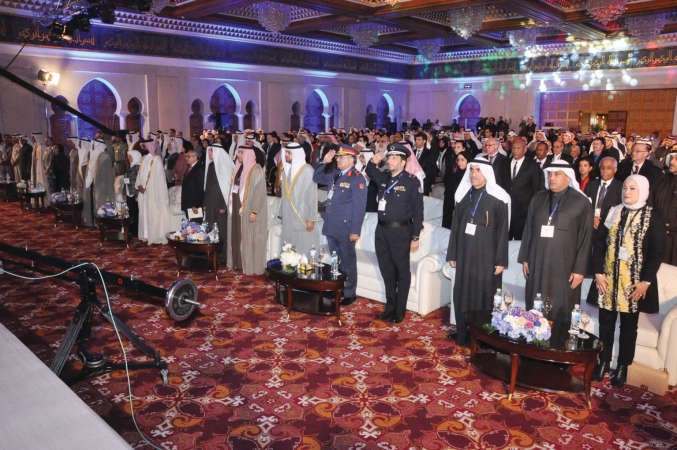 جانب من الحضور خلال اداء النشيد الوطني﻿