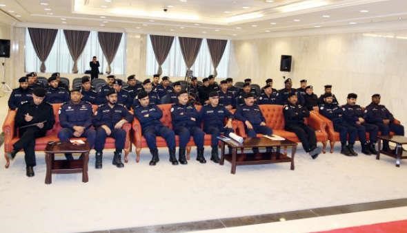 اللواء عبدالفتاح العلي ومدراء الامن يستمعون الى توجيهات وكيل وزارة الداخلية الفريق سليمان الفهد