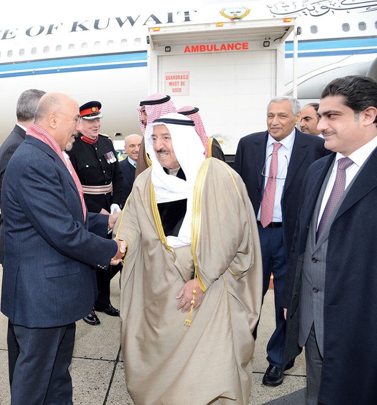 صاحب السمو الامير الشيخ صباح الاحمد لدى وصوله الى مطار هيثرو وفي استقباله الشيخ محمد الصباح ويبدو الشيخ خالد العبدالله والسفير خالد الدويسان