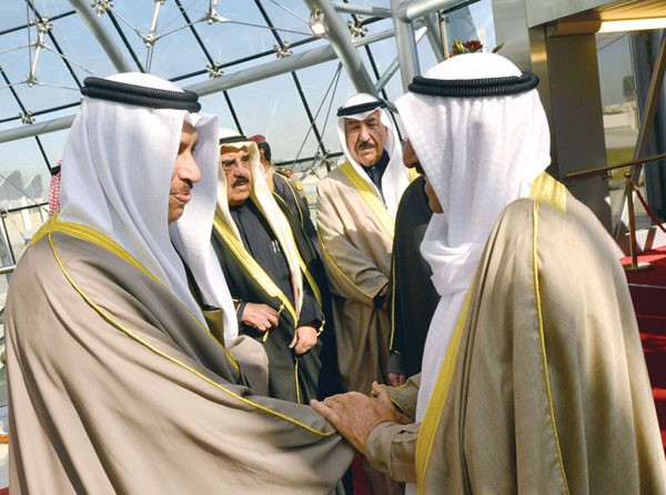 صاحب السمو الامير الشيخ صباح الاحمد اثناء مغادرته الى المملكة المتحدة وفي وداعه سمو رئيس الوزراء الشيخ جابر المبارك