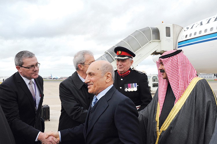 المستشار محمد ابو الحسن ونائب وزير الخارجية خالد الجارالله في مطار هيثرو