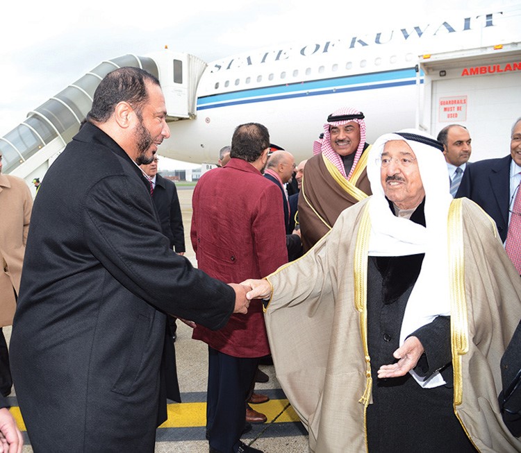 صاحب السمو الامير مصافحا دعبدالله المعتوق ويبدو الشيخ صباح الخالد