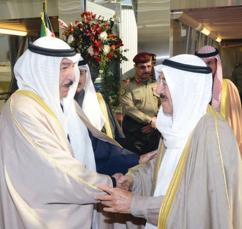 صاحب السمو الامير مصافحا الشيخ جابر العبد الله 