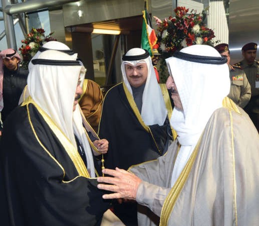صاحب السمو الامير مصافحا الشيخ فيصل السعود 