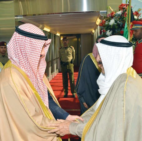 صاحب السمو الامير الشيخ صباح الاحمد مصافحا مرزوق الغانم 