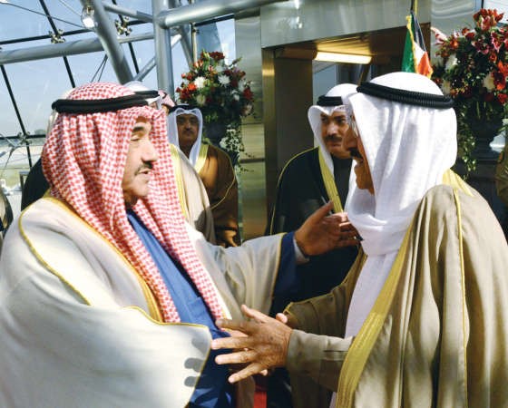 صاحب السمو الامير مصافحا سمو الشيخ ناصر المحمد 