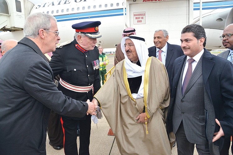 صاحب السمو الامير لدى وصوله مطار هيثرو وفي استقبال سموه جون بيرنيل وبيل هندرسون
