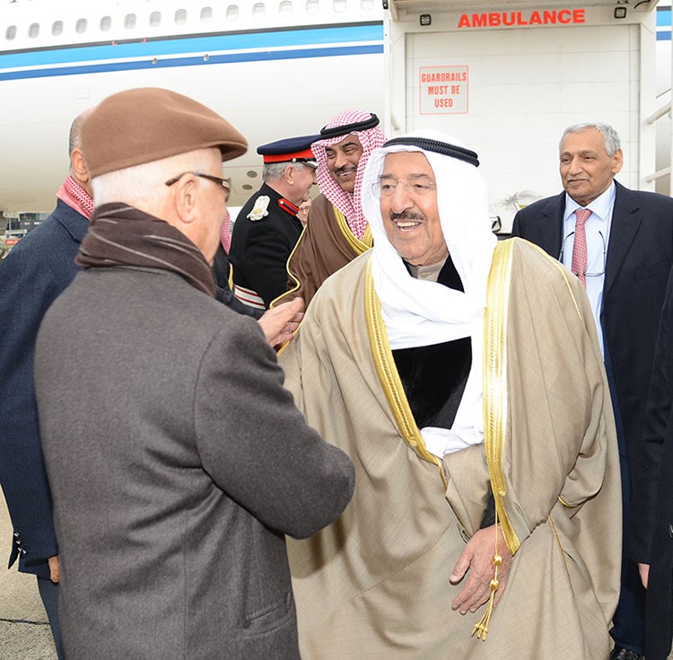 صاحب السمو الامير الشيخ صباح الاحمد مصافحا فهد المعجل