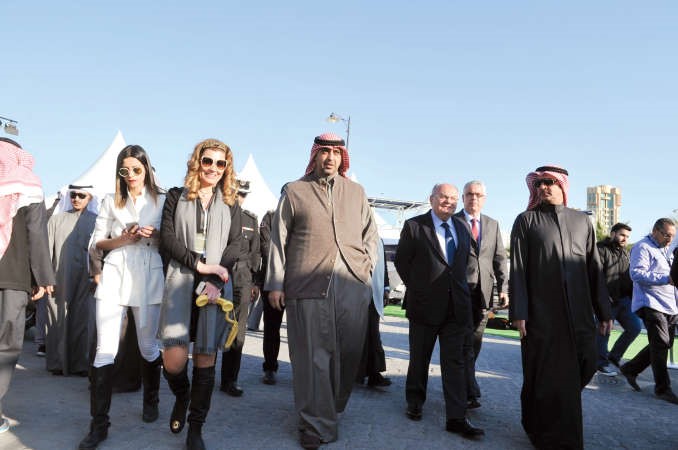 الوزير العبدالله خلال جولة في معرض اليخوت 	قاسم باشا﻿