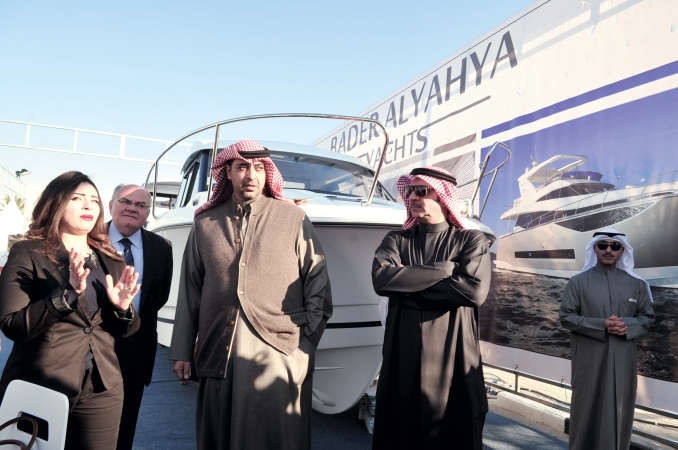 الشيخ محمد العبدالله يستمع الى شرح مفصل عن اليخوت المعروضة في المعرض﻿