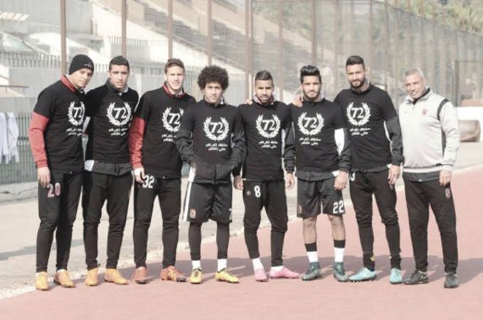 لاعبو الاهلي مرتدين قمصانا باللون الاسود في ذكرى مجزرة بورسعيد